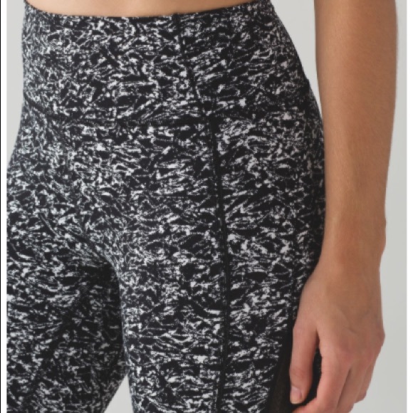 ♥️Lululemon NWOT Deep Breath Crop 21” - Picture 2 of 7